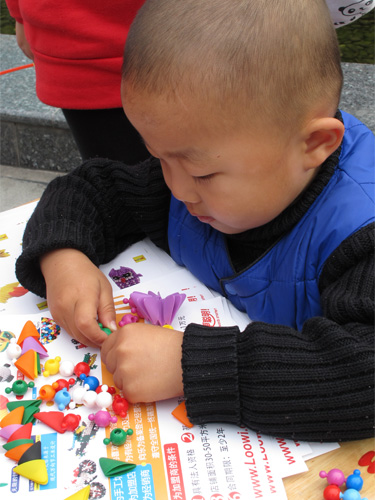 樂為魔珠可以鍛煉小小孩的手指肌肉力量以及動作協(xié)調(diào)性。